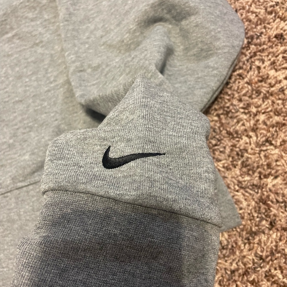 Cropped Nike Crewneck - Picture 2 of 4